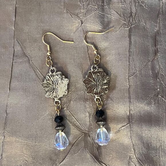 Elegant & Timeless Vintage Style Handmade Romantic Gold Victorian Earrings - Picture 5 of 10